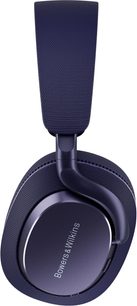 Sluchátka Bowers & Wilkins v tmavě modré barvě, pohled z levé strany, uzavřený oválný kryt z matného hliníku s centrálním vyraženým logem a textilním obloukem v ladících barvách