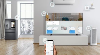 Samsung QE65Q6F 2018 tilsluttet tv, der viser en brugergrænseflade i en moderne stue med vinduer, gardiner og husholdningsapparater