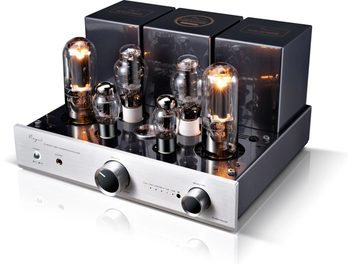 Cayin CS-845A hõbedane harjatud metallist viimistlusega integreeritud lampstereo võimendi, vaade kolmest veerandist eest, hõbedane esipaneel kahe musta nupu, kõrvaklapipesa ja indikaatoritega, antratsiithall ülaplaat kuue valgustatud klaasist lambiga ja kolme trafokattega
