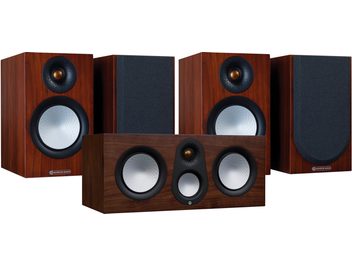 Monitor Audio Silver 50 7G Regallautsprecherset in Nussbaumausführung, Frontansicht, 5 Lautsprecher mit schwarzen und silbernen Lautsprecherchassis
