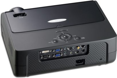 Optoma EP781 sort videoprojektor, set forfra og ovenfra, med objektiv, knapper og stik på bagsiden