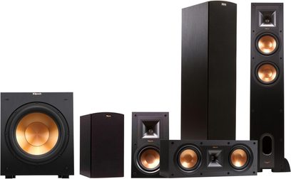 Klipsch R26F 5.1 sort højtalersæt i sort bestående af to gulvhøjtalere, en subwoofer, to reolhøjtalere og en centerhøjttaler, set forfra