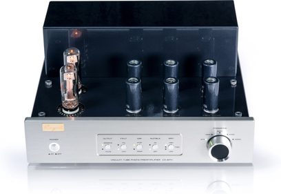 Cayin CS-6PH -hopeanvärinen, harjattua alumiinia oleva high-end-vahvistin, etuviistosta kuvattuna. Etupaneelissa valkoinen virtapainike, suuri musta metallireunainen impedanssivalitsin ja LED-säätöpaneeli. Kiiltävän mustalla ylälevyllä kaksi suurta hehkuvaa lasiputkea sekä neljä pienempää putkea, joissa sylinterimäiset suojukset.