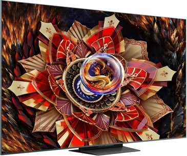Televisor de alta definición TCL 85C9K negro, con marco metálico ultrafino y base central rectangular de metal, vista en tres cuartos desde el frente izquierdo