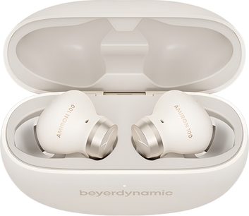 Trådløse ørepropp-hodetelefoner Beyerdynamic Amiron 100 i kremfarget matt plast med metalliserte ytre spisser, plassert i sin ovale ladeetui med tilpasset lokk åpent, oversiktsbilde