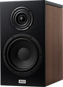 Diffusore da scaffale Heco Aurora XT 300 noce, vista di tre quarti, frontale nero con 2 altoparlanti circolari e pannello laterale in legno