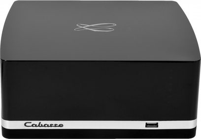 Cabasse Stream AMP 100 højfidelt system i sort lak, set oppefra, sølvfarvet spiralformet logo på toppen