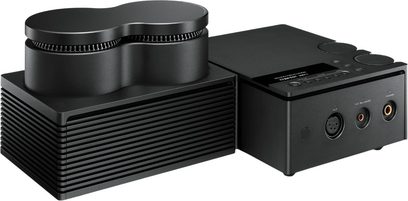Preamplificatore per cuffie Yamaha HA-L7A in metallo nero opaco, doppio chassis con alette, prese XLR, 4,4 e 6,35 mm, vista a tre quarti
