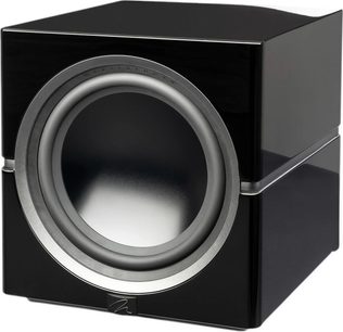 Dynamo 12 subwoofer i sort højglans med kubisk kabinet, skinnende overflade og sølvfarvet, cirkulær højttaler på fronten