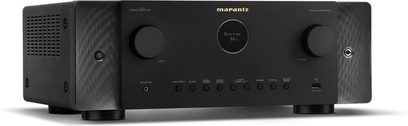 Marantz Cinema 60 fekete otthoni mozierősítő, előlről nézve, fekete homloklap gombokkal és kerékkel, középen kék kijelzővel