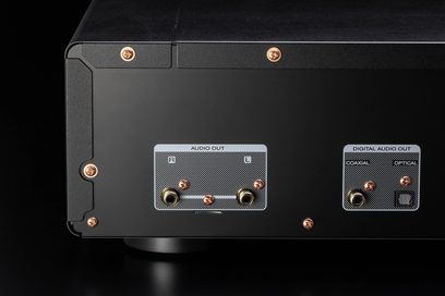 Плеєр CD Marantz CD60 сріблястого кольору, вид ззаду, аналогові та цифрові аудіопідключення (коаксіальні та оптичні)