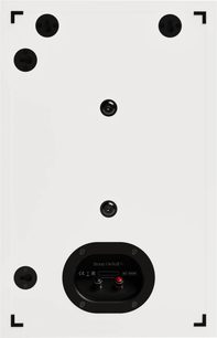 Задна гледна точка на библиотечния високоговорител Monitor Audio Bronze On-Wall 7G в бял цвят, гладък правоъгълен бял корпус от твърд панел с четири черни отвора за монтаж в ъглите, три централни винта и двойна клемна колодка в червен и черен цвят, вградена в овална черна плочка
