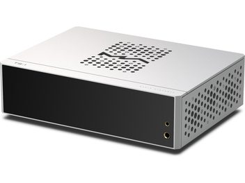 Srebrni omrežni avdio predvajalnik Matrix Audio TS-1 iz aluminija, pogled s sprednje desne strani, pravokotno ohišje z gladko črno sprednjo ploščo, prezračevanje z okroglimi perforacijami na vrhu in desni strani, dve navpično poravnani jack vtičnici na desni strani sprednje plošče