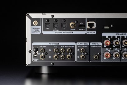 Denon PMA-900HNE sølv hi-fi stereoanlegg, frontvisning, audio- og nettverkskontakter, knapper og justeringsbrytere