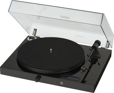 Pro-Ject Juke Box E sort lakeret pladespiller med gennemsigtig låg, tonarmen og sort pladespiller, set oppefra