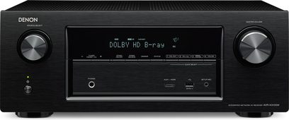 Mat sort front på en Denon AVR-X3100W-forstærker med LCD-skærm, knapper, drejeknapper og skuffe