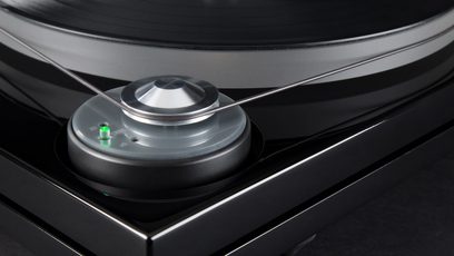 Music Hall MMF 7.3 sort pladespiller. Nærbillede af den roterende plade, tonearmen og modvægten set fra siden