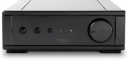 Rega io mattamusta stereo hifi-vahvistin, etupaneelissa kiertosäätimet, painikkeet, kuulokeliitäntä, pelkistetty muotoilu