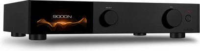 Netzwerk-Audioplayer Audiolab 9000N schwarz mit Display, das "9000N" und eine orangefarbene Lichtwelle anzeigt, zwei schwarze runde Knöpfe