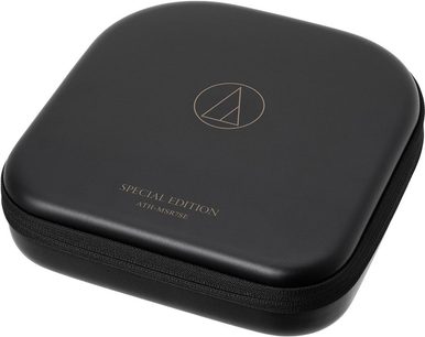 Lukket Audio-Technica ATH-MSR7SE Special Edition hovedtelefon i sort, set ovenfra, sølvfarvet logo på venstre ørekop