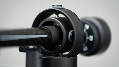 Frontbillede af den sorte Music Hall MMF 3.3 pladespiller i nærbillede, med tonearmen og den matte sorte metalplade