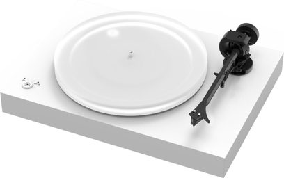 Gramofon Pro-Ject X2 v saténově bílé barvě, pohled shora, bílý talíř, černé raménko s protizávažím a přenoskou