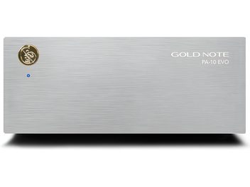 Gold Note PA-10 EVO vermogensversterker zilver met geborstelde aluminium frontplaat, gouden logo en blauwe LED-indicator