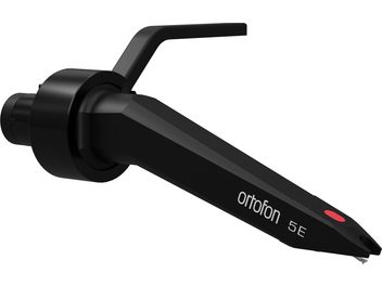 Фоно клетка Ortofon Concorde 5E в черен матов пластмасов и метален дизайн, изобразена от три четвърти, с изтънчено тяло и ъглов лост, бял лого и червена точка близо до върха