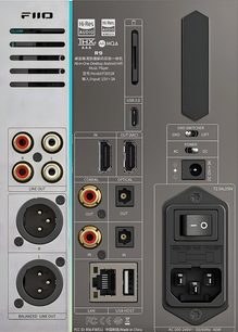 Lecteur audio réseau FiiO R9, метален корпус в двуцветно сиво и сребристо матирано изпълнение, заден план с увеличен изглед на позлатени RCA конектори, балансирани XLR, HDMI, оптични, коаксиални, USB-C, USB-A, RJ45, прекъсвач за захранване и селектор за заземяване