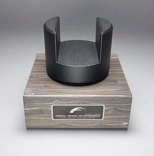 Drewniana podstawka na kable audio Franc Audio Accessories Cable Stand, w kształcie litery U z dwoma zaokrąglonymi wcięciami na górze
