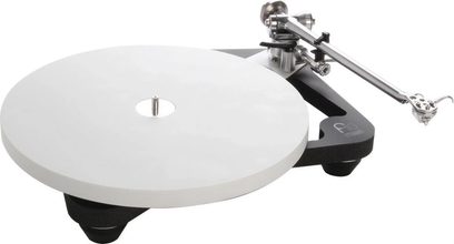 Rega Planar 10 pladespiller i mat sort, set fra tre kvart vinkel forfra, hvid pladetallerken, sølvfarvet rørformet tonearm med kontravægt og pickup