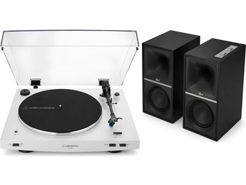 Bílý gramofon Audio-Technica s otevřeným průhledným krytem a pár černých reproduktorů Klipsch