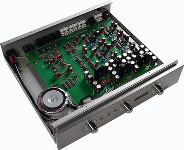 Indvendig billede af Primare PRE30 stereo-forforstærker med grønne printplader og elektroniske komponenter monteret på et metalchassis