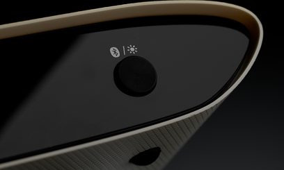 iFi Audio Zen Air Blue trådløs sender i sort, nærbillede af oversiden med Bluetooth-knap og gitter