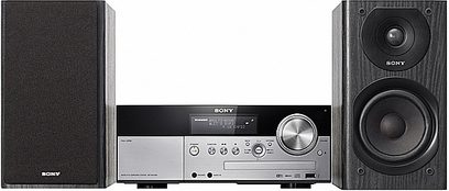 Sony CMT-MX700I mini hi-fi-anlæg bestående af en forstærker med cd-afspiller, to højttalere og en fjernbetjening, set forfra