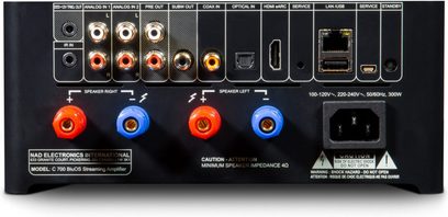 NAD C700 sort hi-fi stereforstærker, frontvisning, stik og kontroller i nærbillede, 4 røde og blå knapper