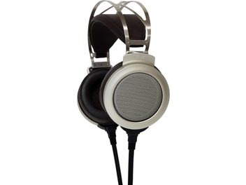 Cuffia hi-fi cablata aperta STAX SR-007S in alluminio argentato con ampia griglia circolare metallica sulle cuffie, arco doppio in acciaio spazzolato e cuscinetti circumauricolari in pelle nera, vista frontale a tre quarti