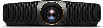 BenQ W5800 fekete vetítő, előlről nézve, arany színű objektív a közepén, fekete rácsokkal körülvéve