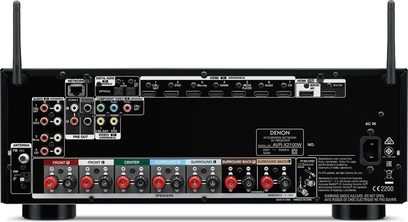 Denon AVR-X2100W hjemmebiograf-forstærker, set forfra, sort front med knapper, stik og LCD-skærm