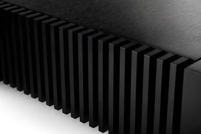 Dissipatore di calore in alluminio nero opaco composto da numerose alette rettangolari parallele e regolarmente distanziate