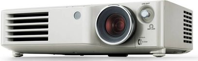 Panasonic PT-AX200E hvid projektor set forfra, projektionslinse, ventilationsriste på siderne