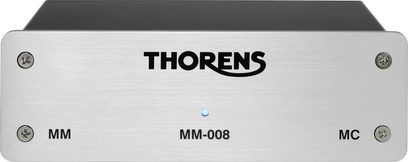 Thorens MM-008 MC sølv phono forforsterker, frontvisning, rektangulær metallboks, sølvfarget frontpanel, sentrert svart logo
