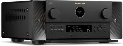 Mājas kinozāles priekšpastiprinātājs Marantz AV 30 melnā krāsā, ar matēta alumīnija priekšējo paneli, divām lielām pogām, apaļu ekrānu un priekšējo displeju