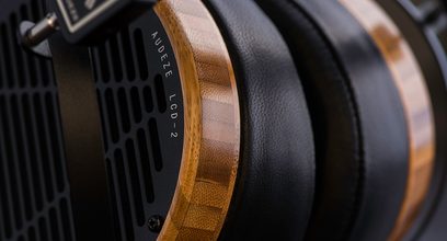 Casque audio Audeze LCD-2 en bois de shedua, gros plan sur l'arceau et l'oreillette droite de profil