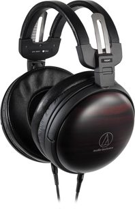 Gesloten Audio Technica ATH-AWKT hoofdtelefoon met donkere houten behuizing, zwarte lederen hoofdband en oorkussens, gezien van de rechterkant
