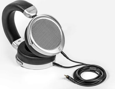 Сребристо-черни слушалки Hifiman Deva Pro, гледани от лявата страна, с откачен джек кабел, поставен пред тях