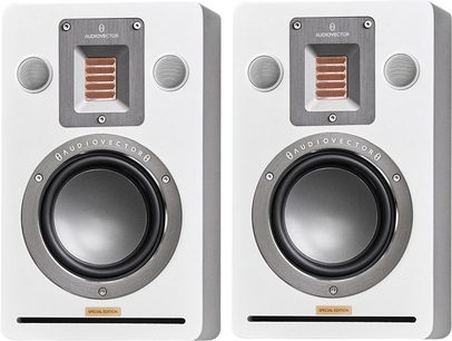 Twee witte AudioVector QR Wall SE bipolaire muurluidsprekers in gelakt MDF, frontaal gezien, rechthoekige behuizingen met afgeronde hoeken, centrale woofer omrand met grijs aluminium, oranje bandtweeter onder een grijze plaat, kleine zijwaarts gerasterde luidsprekers en een horizontale sleufpoort onderaan.