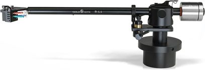 Schwarzer Aluminium-Tonarm Gold Note B-5.1 mit Gegengewicht, Tonarmheber und sichtbarer Verkabelung, Seitenansicht