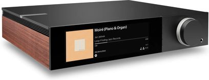 Cambridge Audio Evo 300 sort stereoforstærker, set i trekvart perspektiv, farveskærm på fronten og stor sølvfarvet volumeknap
