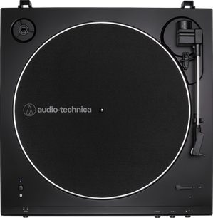 Sort Audio Technica-pladespiller set oppefra, rundt pladetallerken med logo i midten og lige tonearm til højre